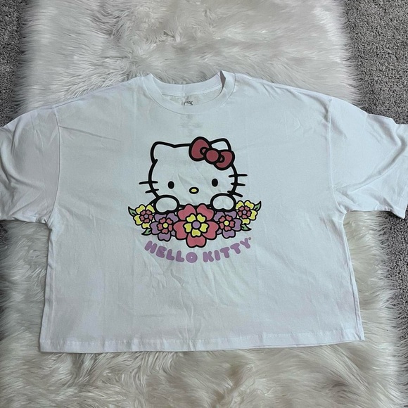 ✨20% Off Sale✨Hello Kitty white graphic XL semi crop tee - Picture 2 of 7